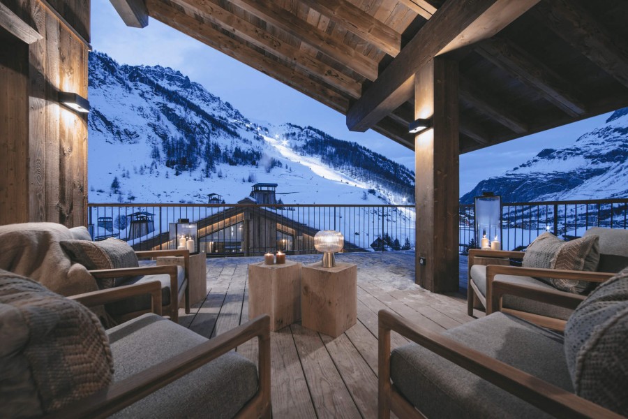Chalet skis aux pieds avec piscine