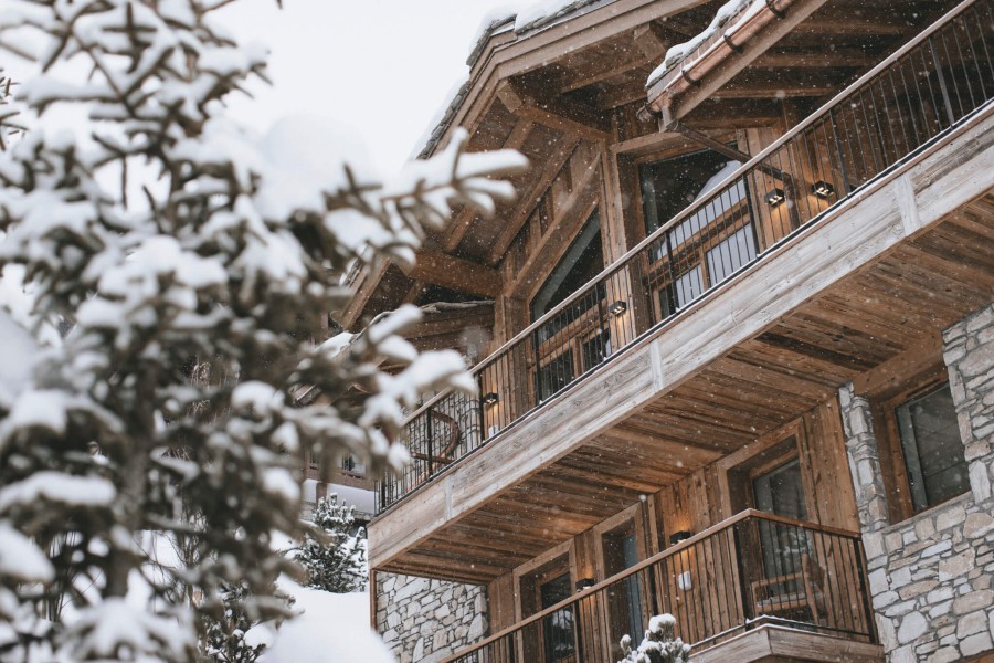 Chalet skis aux pieds avec piscine
