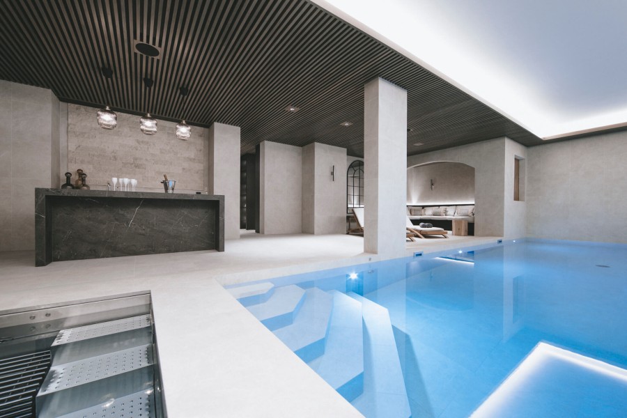 Chalet skis aux pieds avec piscine