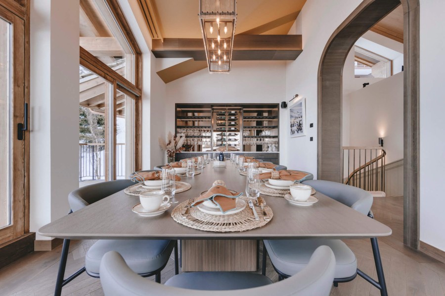 Chalet skis aux pieds avec piscine